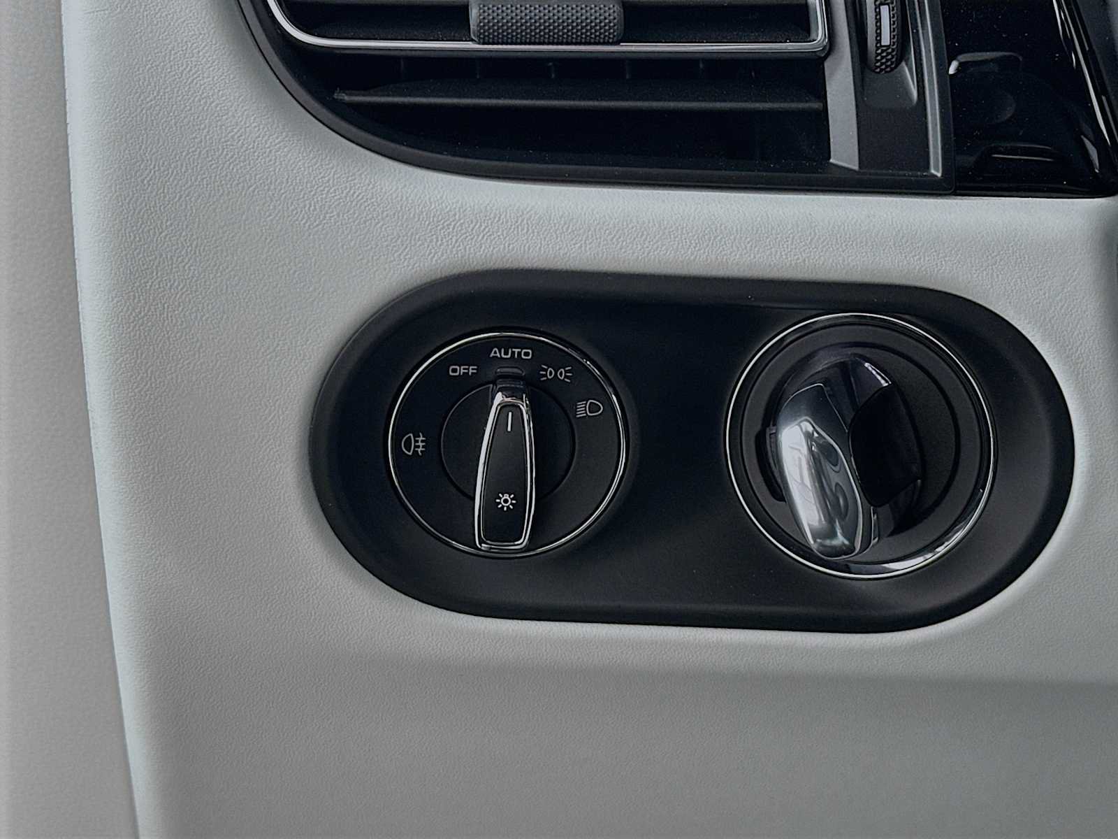 Certified 2026 Porsche Macan AWD/4WD image 13