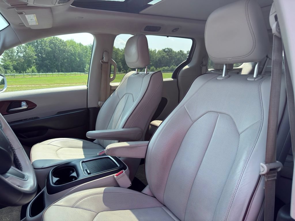 Used 2017 Chrysler Pacifica Limited w/ Advanced Safetytec Group FWD image 19