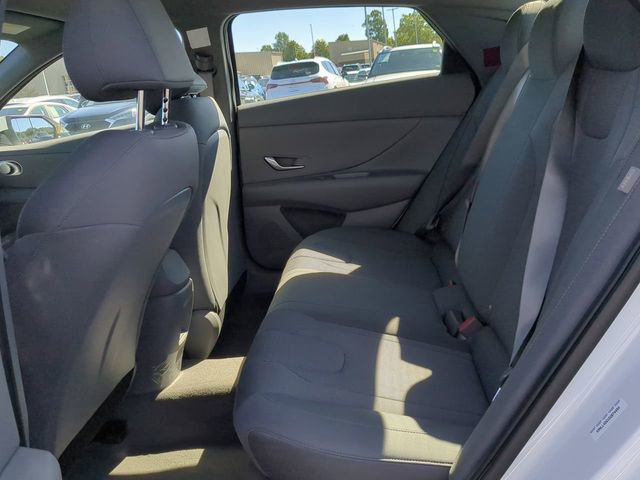 Used 2025 Hyundai Elantra SE image 12