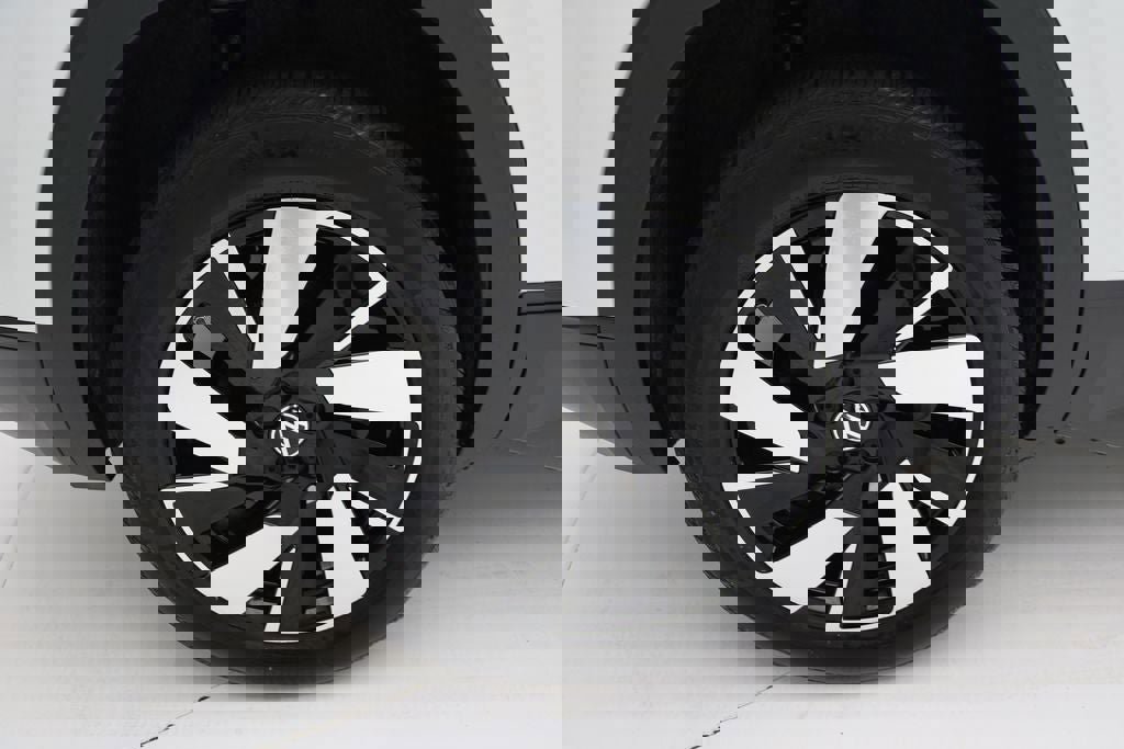 Used 2025 Volkswagen Atlas Cross Sport SE image 10