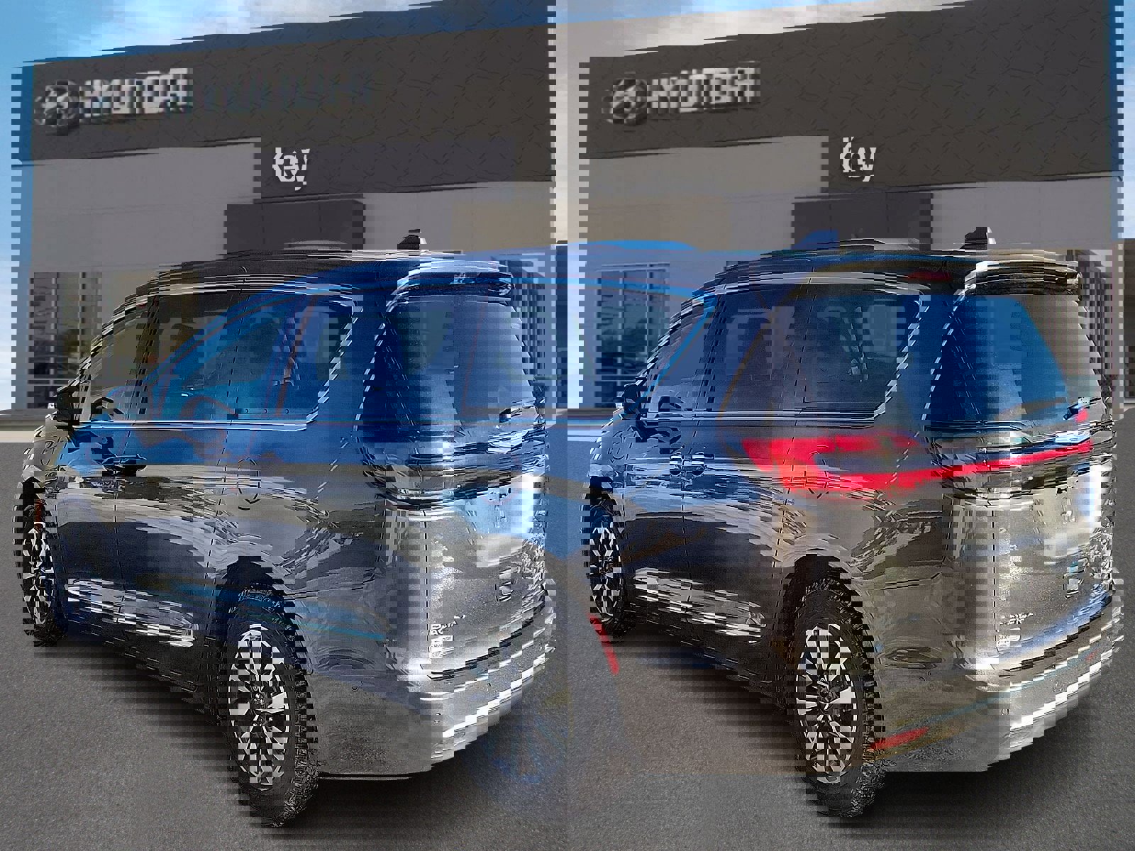 Used 2021 Chrysler Pacifica Limited w/ Uconnect Theater Family Group image 5