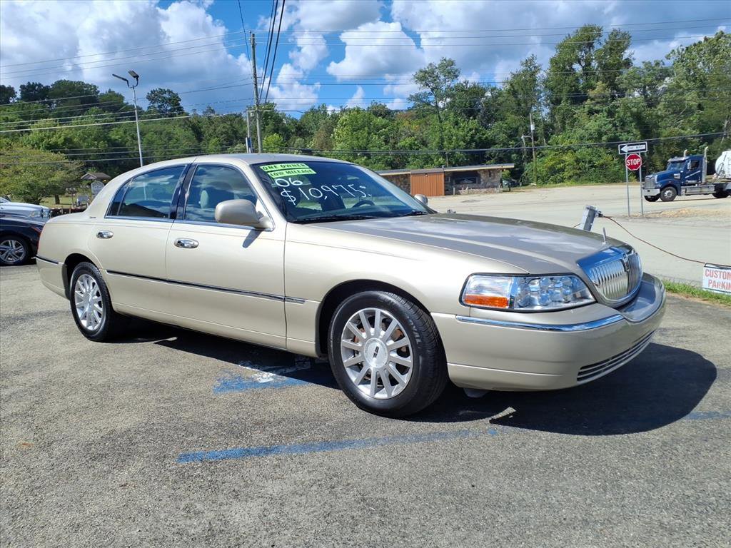 Used 2006 Lincoln Town Car Signature