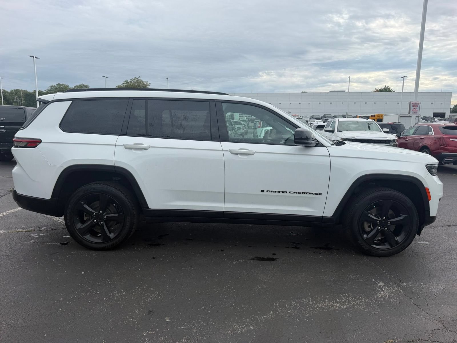 Used 2023 Jeep Grand Cherokee L Altitude AWD/4WD image 5
