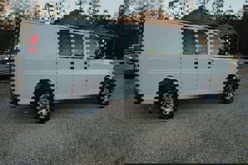 Used 2010 Chevrolet Express 1500 image 19