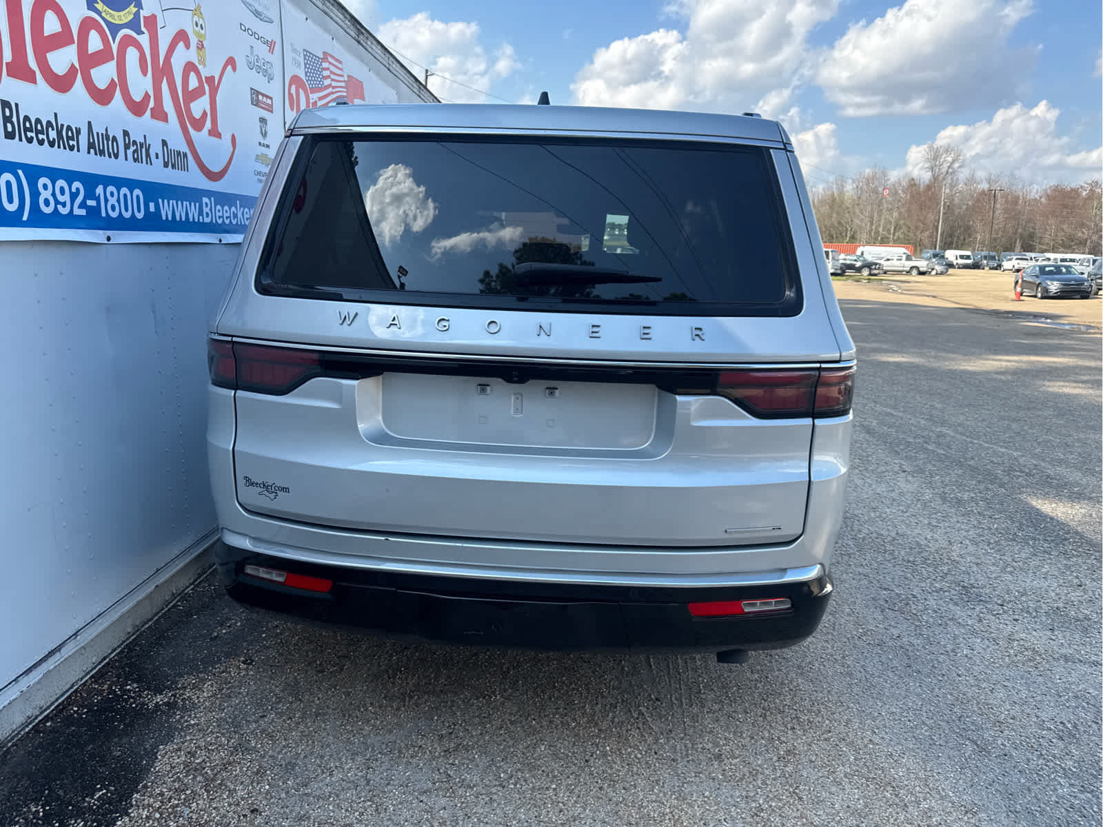 Used 2024 Jeep Wagoneer Series III AWD/4WD image 5
