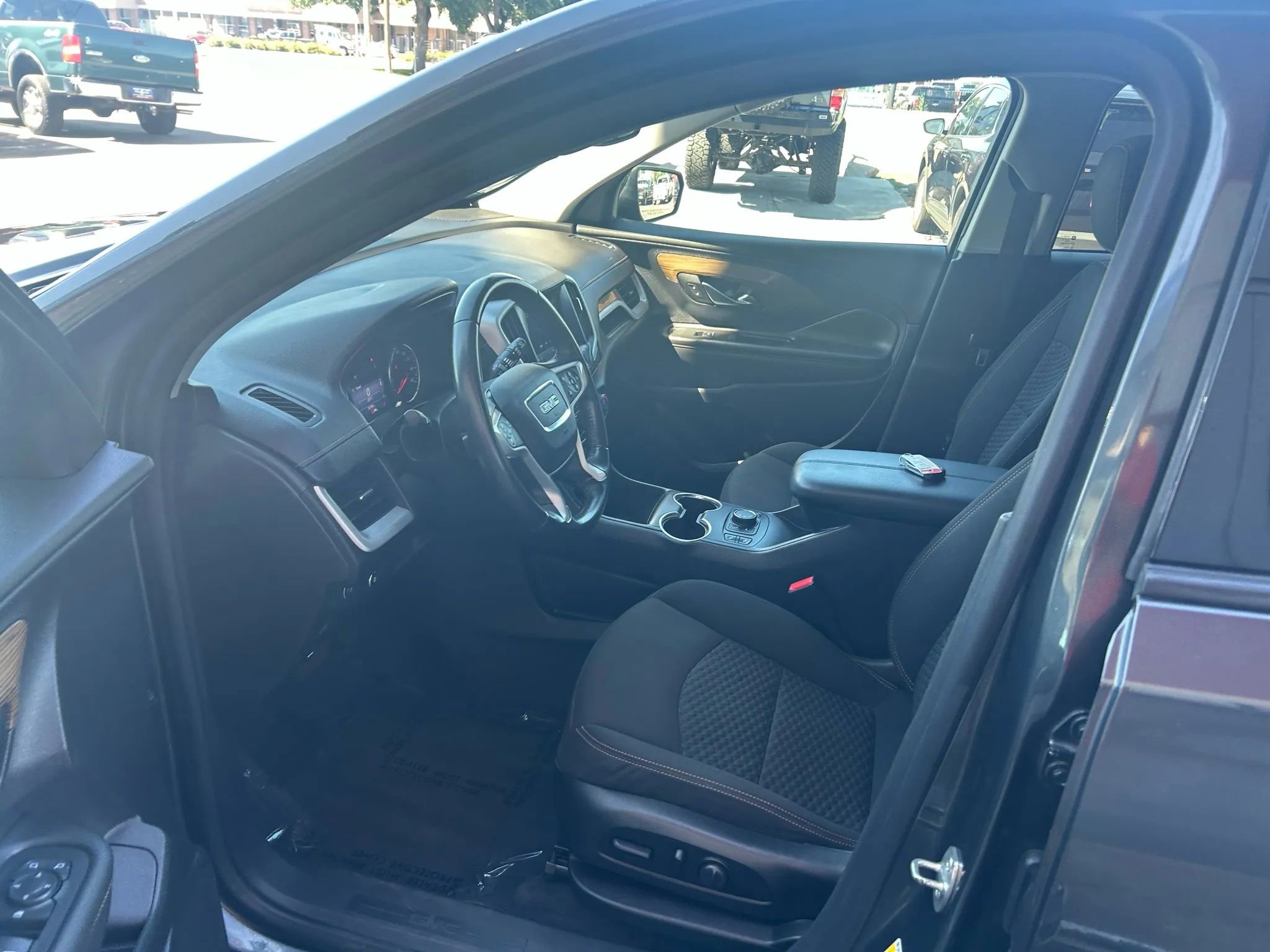 Used 2021 GMC Terrain SLE w/ Driver Convenience Package image 3