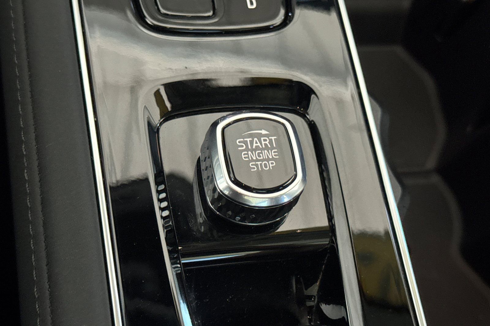 Certified 2025 Volvo XC90 B6 Core w/ Climate Package image 25