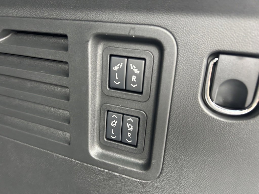 Used 2025 Chevrolet Traverse RS image 47