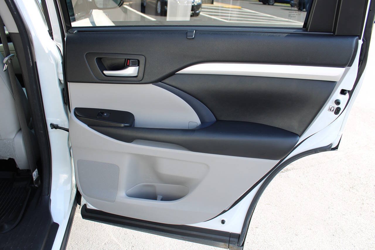 Used 2018 Toyota Highlander XLE AWD/4WD image 41