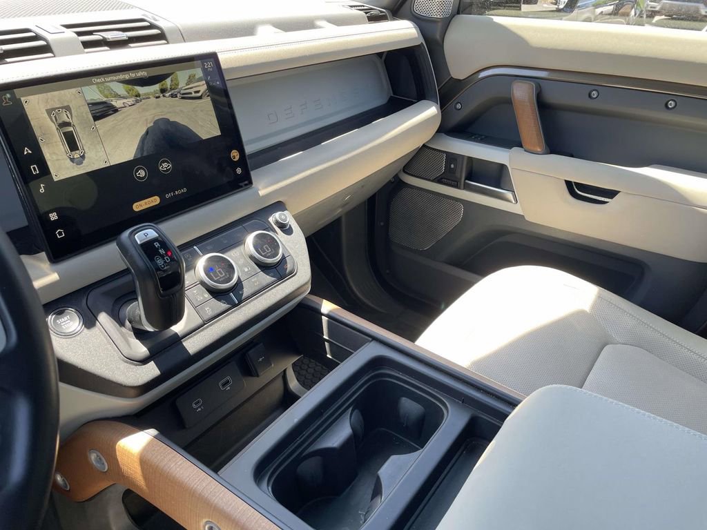 Used 2023 Land Rover Defender 130 SE AWD/4WD image 32