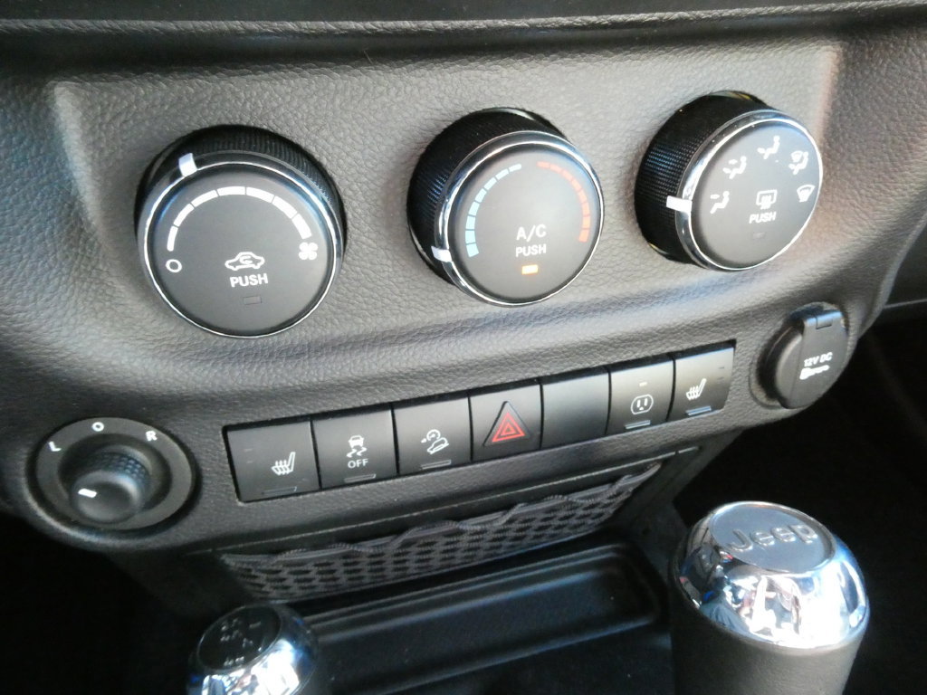 Used 2015 Jeep Wrangler Unlimited Sahara w/ Dual Top Group AWD/4WD image 24