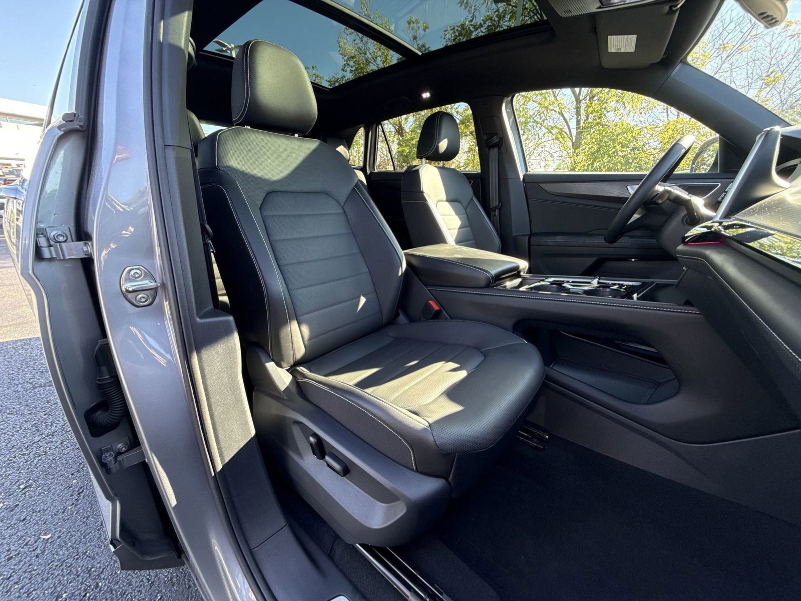 Used 2025 Volkswagen Atlas Cross Sport SEL R-Line image 28