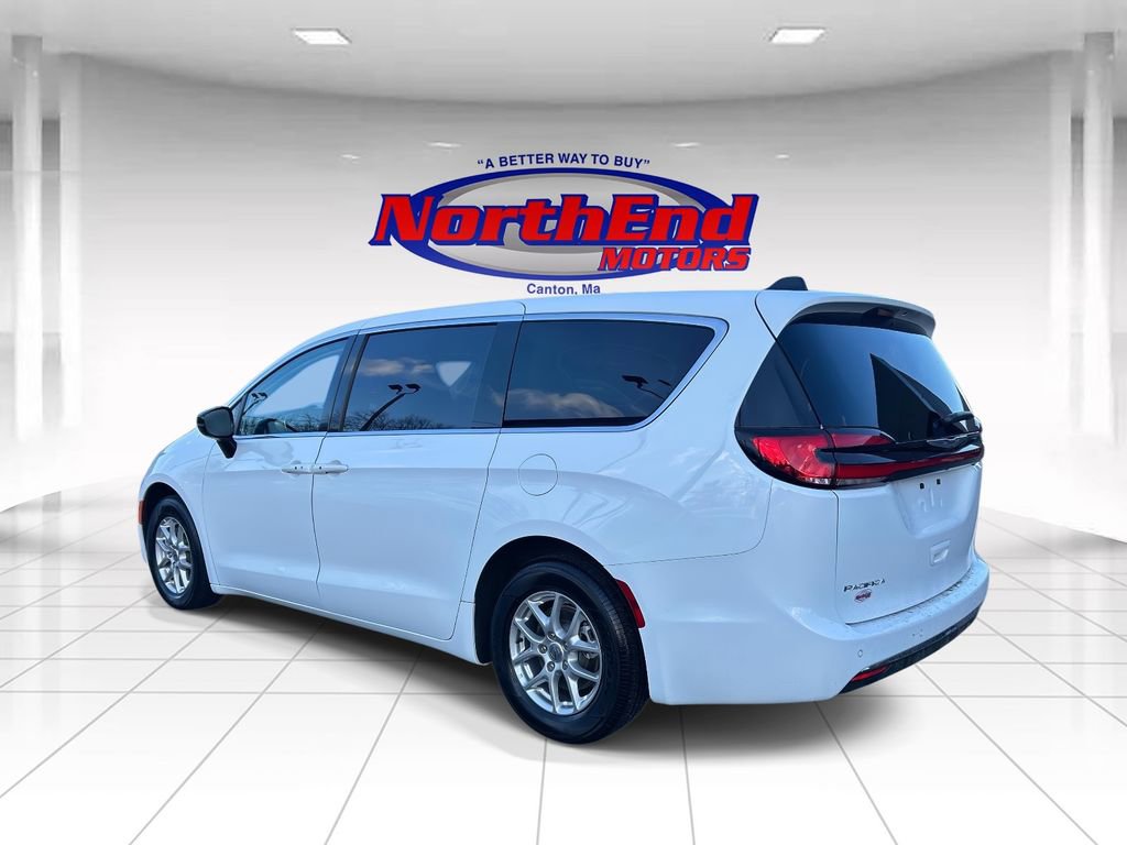 Used 2024 Chrysler Pacifica Touring-L image 5