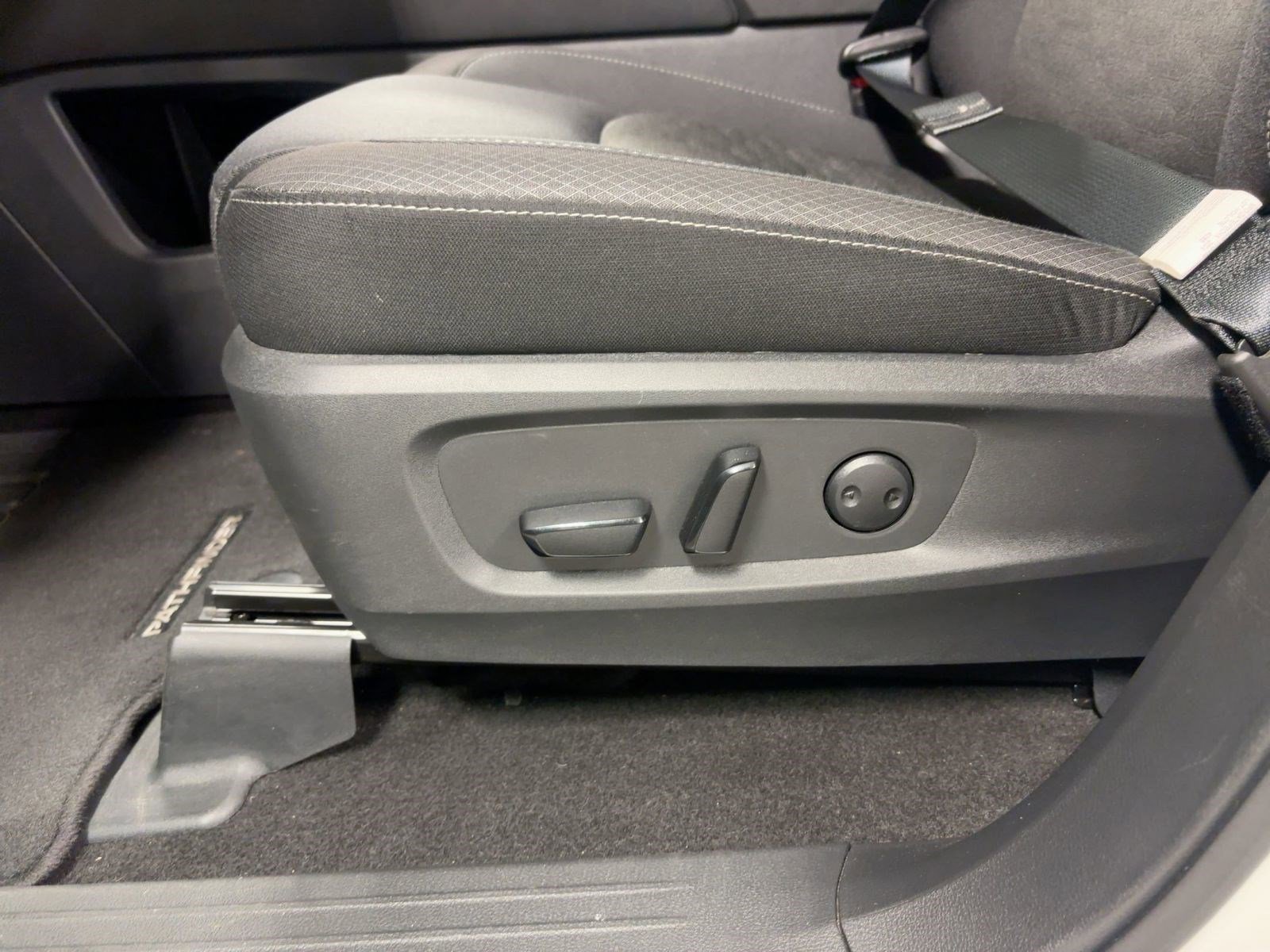 Used 2025 Nissan Pathfinder SV image 13