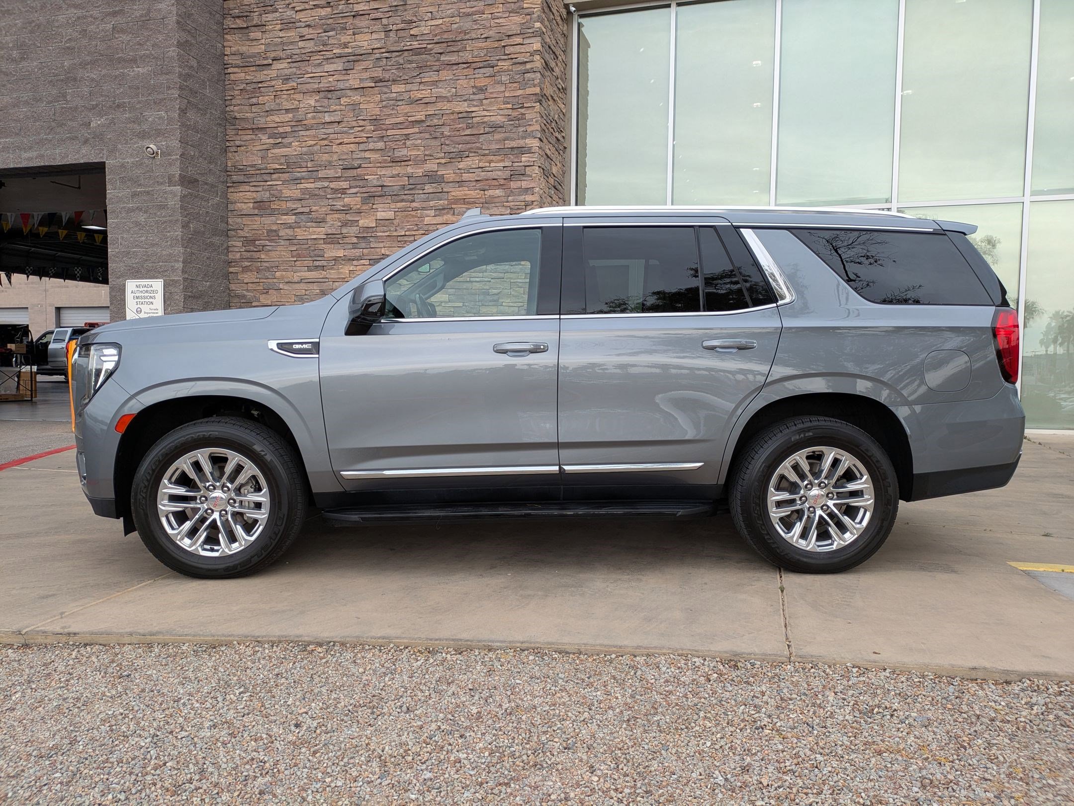 Used 2021 GMC Yukon SLT w/ SLT Luxury Plus Package AWD/4WD image 2