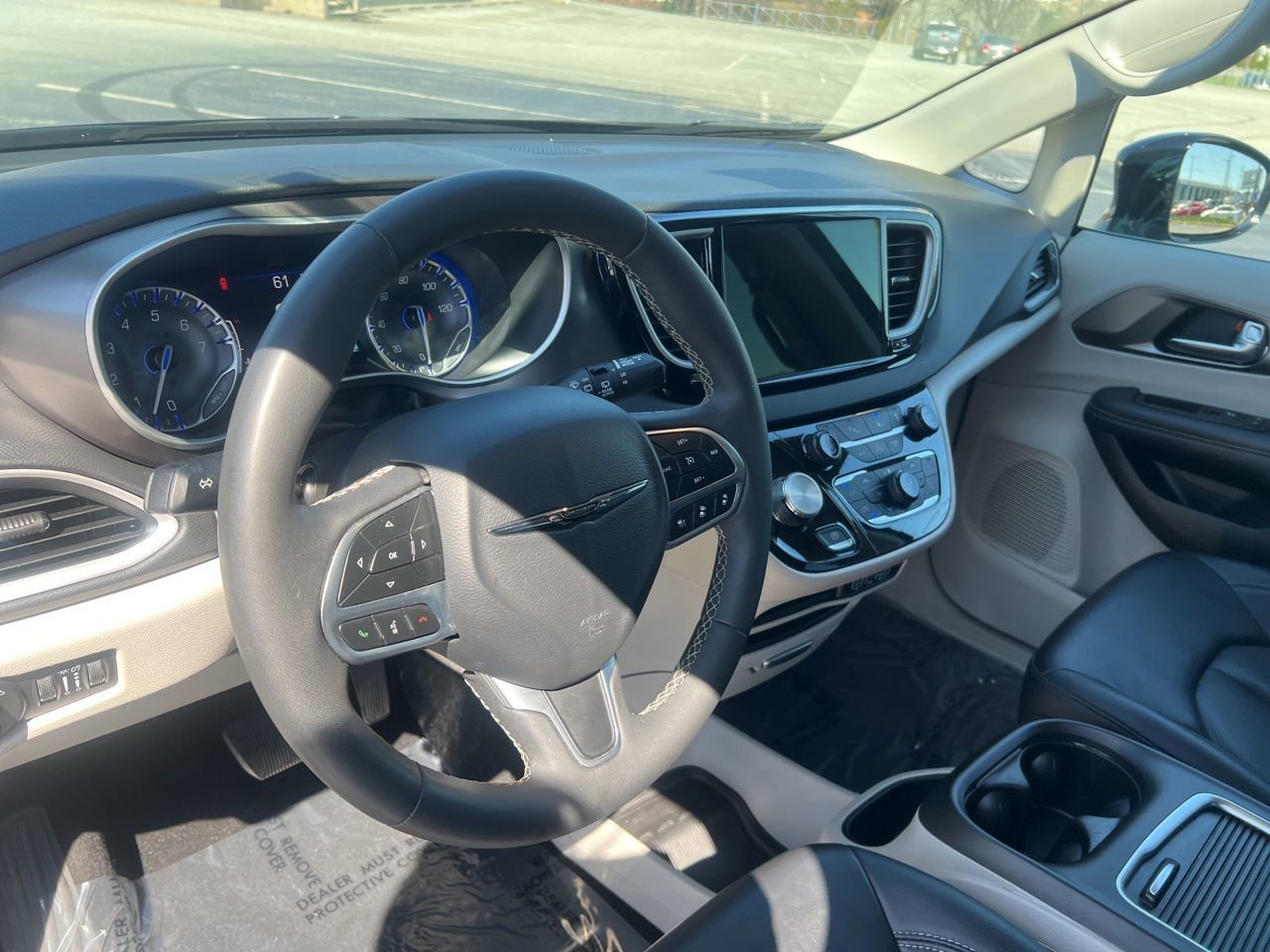 Used 2024 Chrysler Pacifica Touring-L image 17