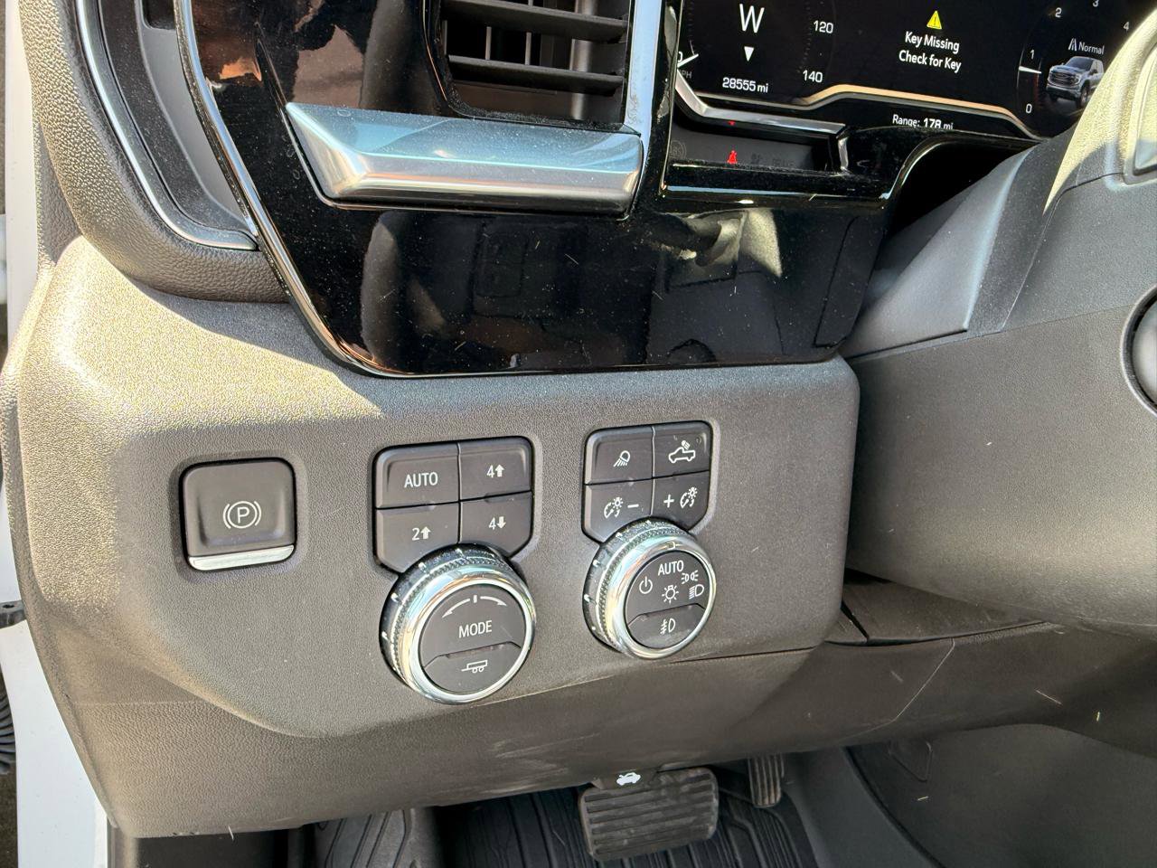 Used 2022 GMC Sierra 1500 SLT w/ SLT Premium Package AWD/4WD image 13
