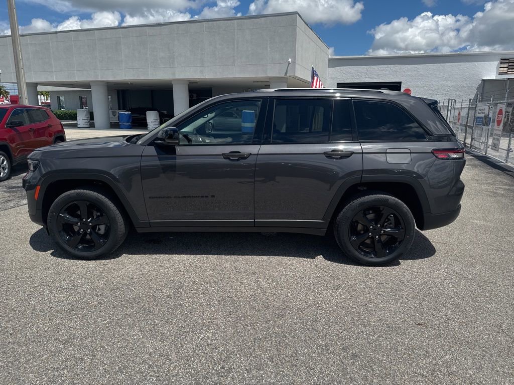 Certified 2023 Jeep Grand Cherokee Limited w/ Black Appearance Package image 13