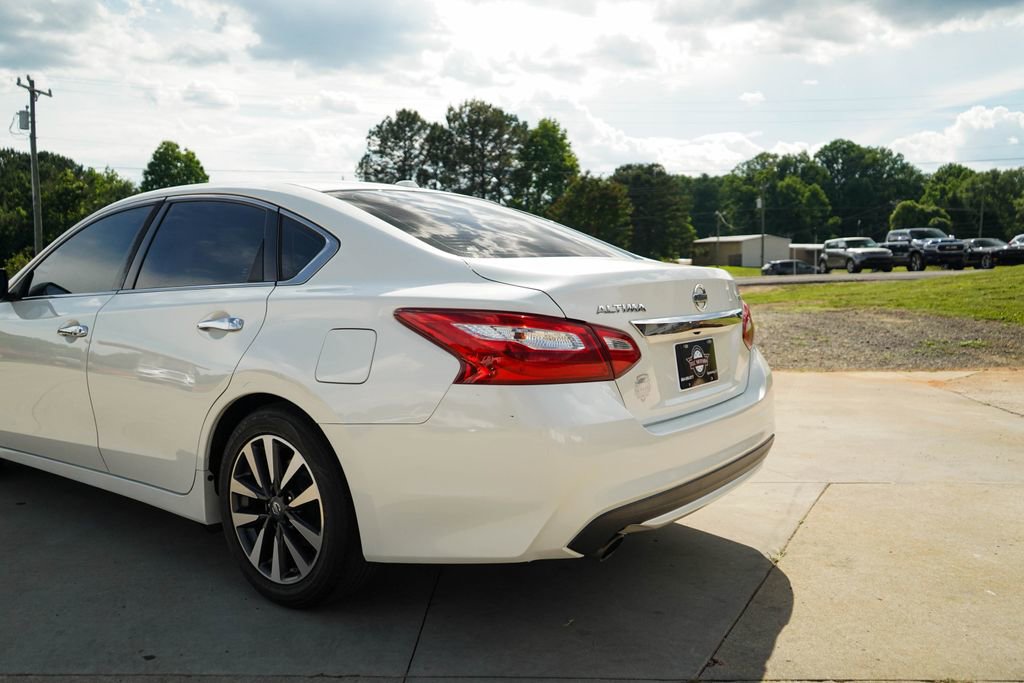 Used 2017 Nissan Altima 2.5 SL w/ Moonroof Package FWD image 21