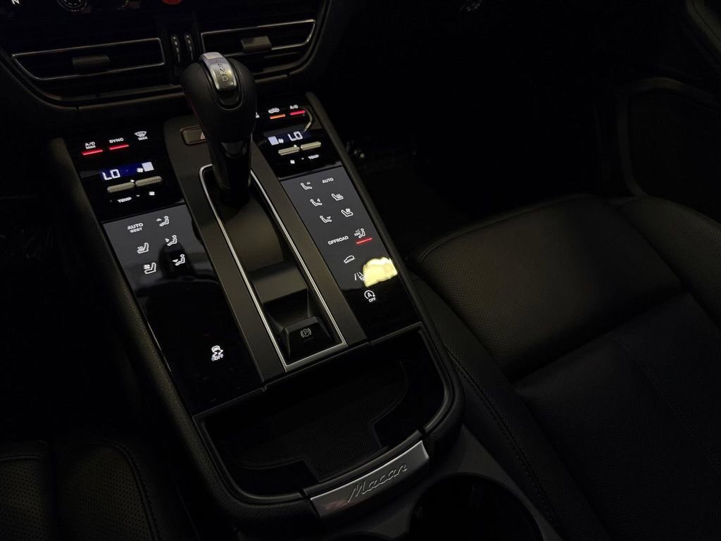 Used 2026 Porsche Macan AWD/4WD image 19