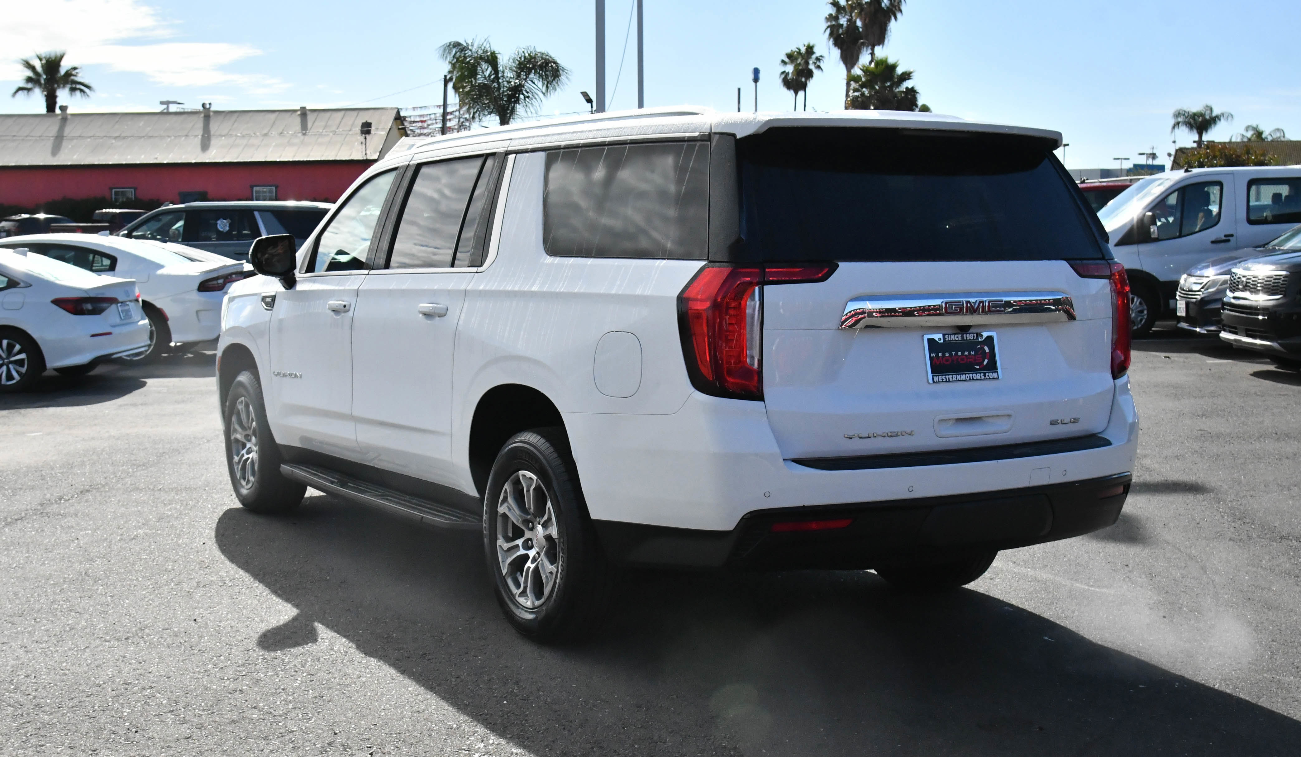 Used 2023 GMC Yukon XL SLE RWD image 6