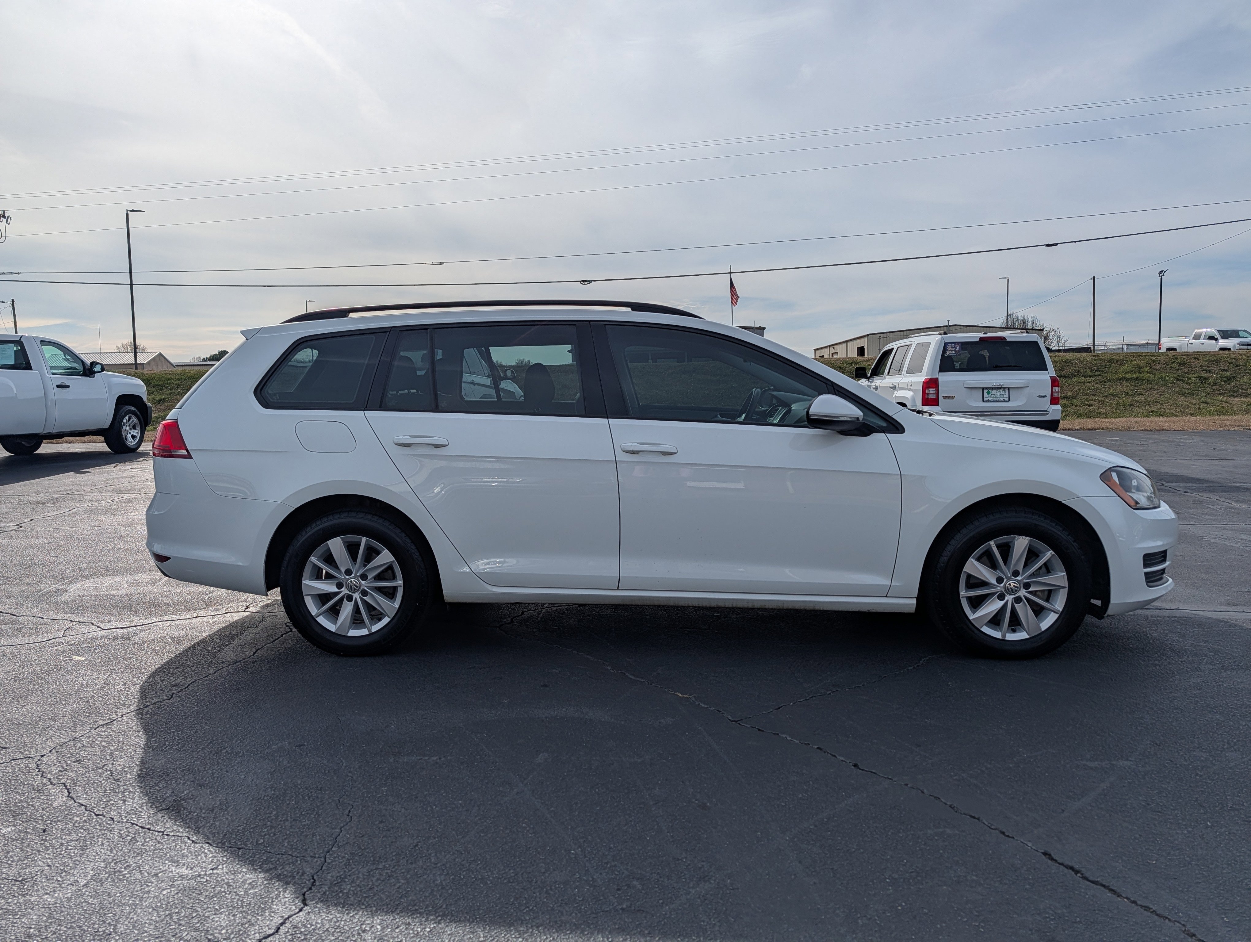 Used 2017 Volkswagen Golf S image 5