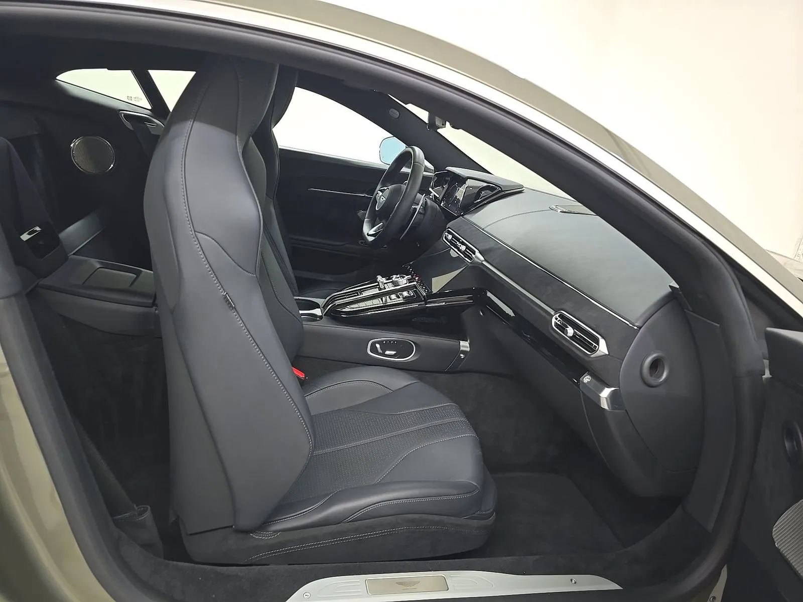 Used 2025 Aston Martin V8 Vantage Coupe RWD image 8