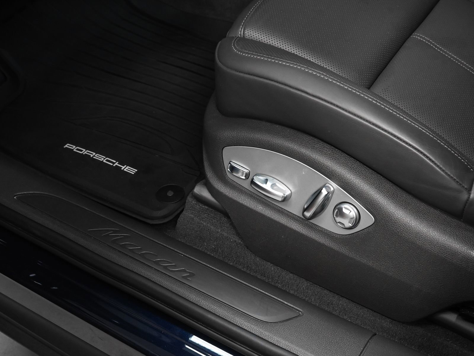 Certified 2023 Porsche Macan AWD/4WD image 25