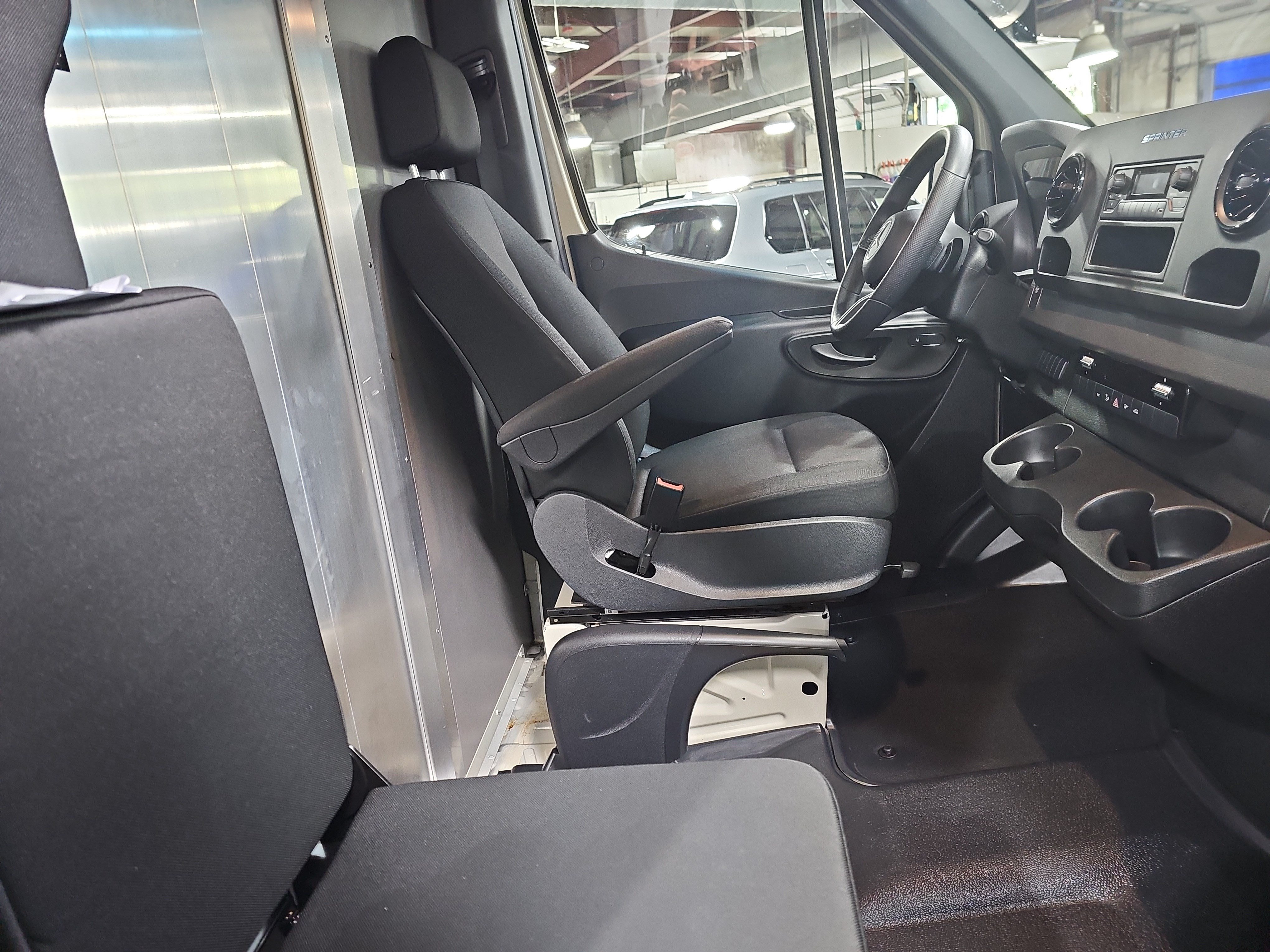Used 2025 Mercedes-Benz Sprinter 2500 image 10