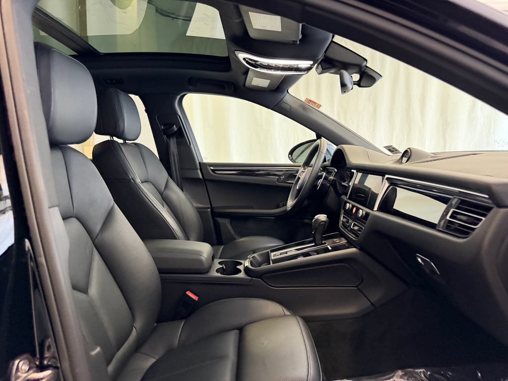 Certified 2023 Porsche Macan AWD/4WD image 16