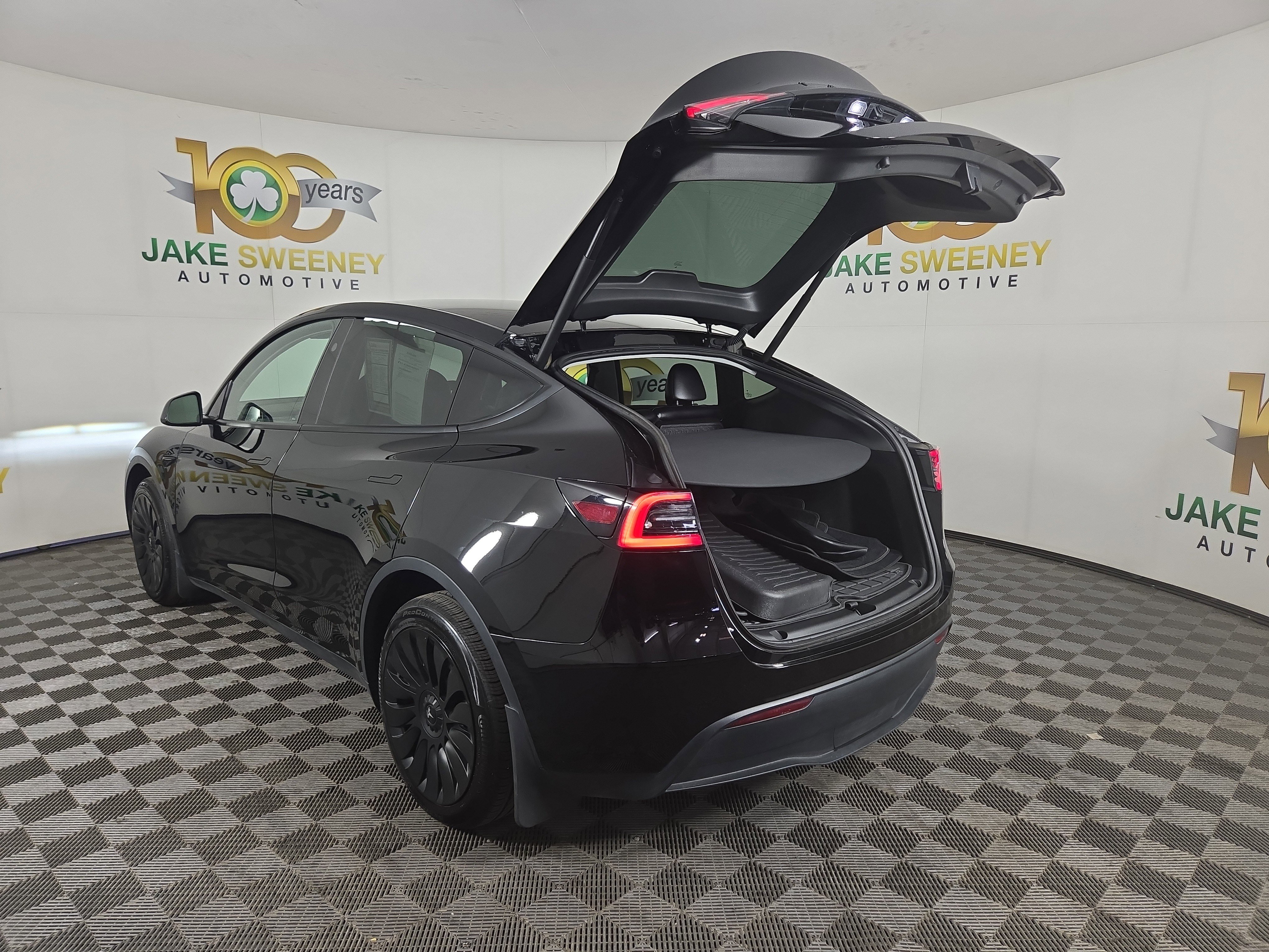 Used 2024 Tesla Model Y Long Range AWD/4WD image 31