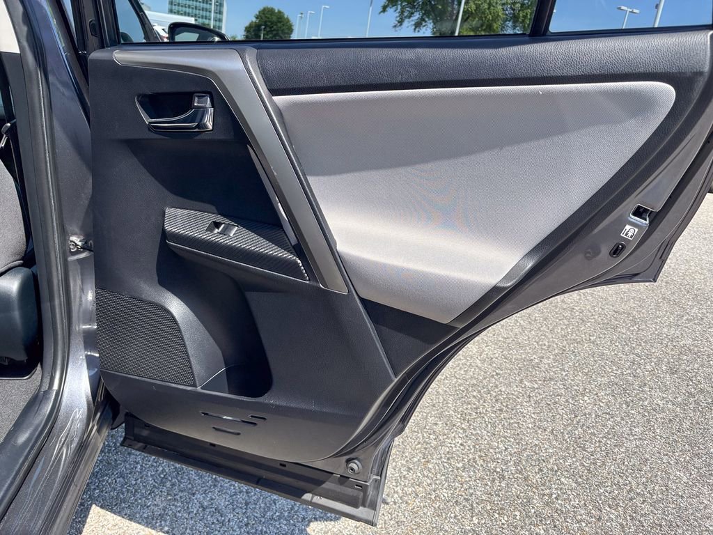 Used 2015 Toyota RAV4 XLE AWD/4WD image 37