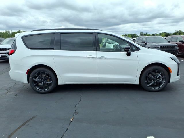 New 2027 Chrysler Pacifica Limited w/ S Appearance Package AWD/4WD image 19