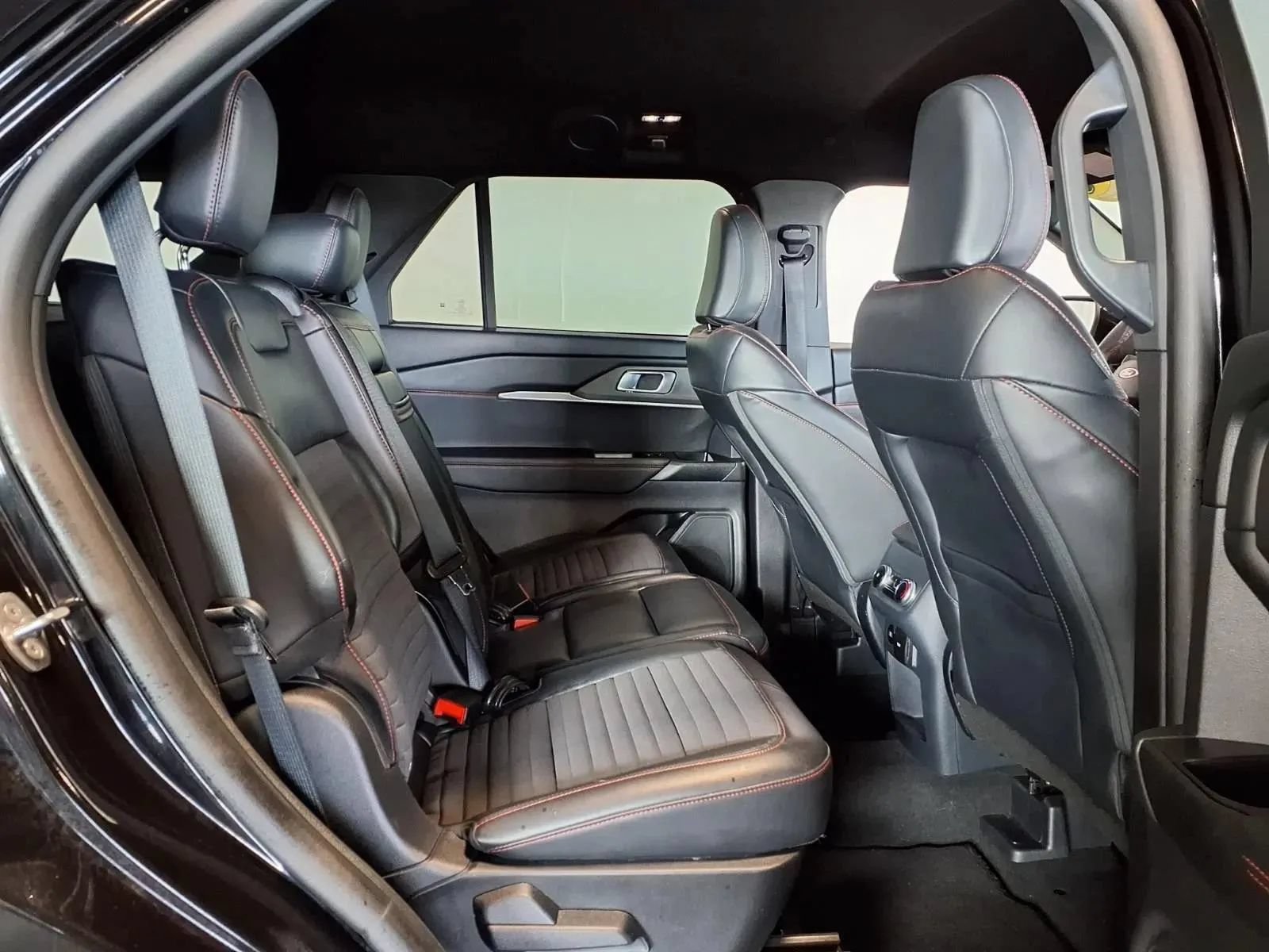 Used 2025 Ford Explorer ST-Line w/ ST-Line Street Pack AWD/4WD image 11