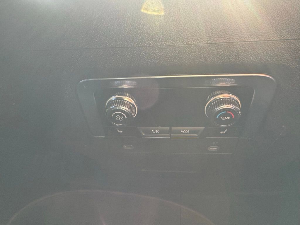 Used 2023 GMC Yukon SLT w/ SLT Premium Package image 16