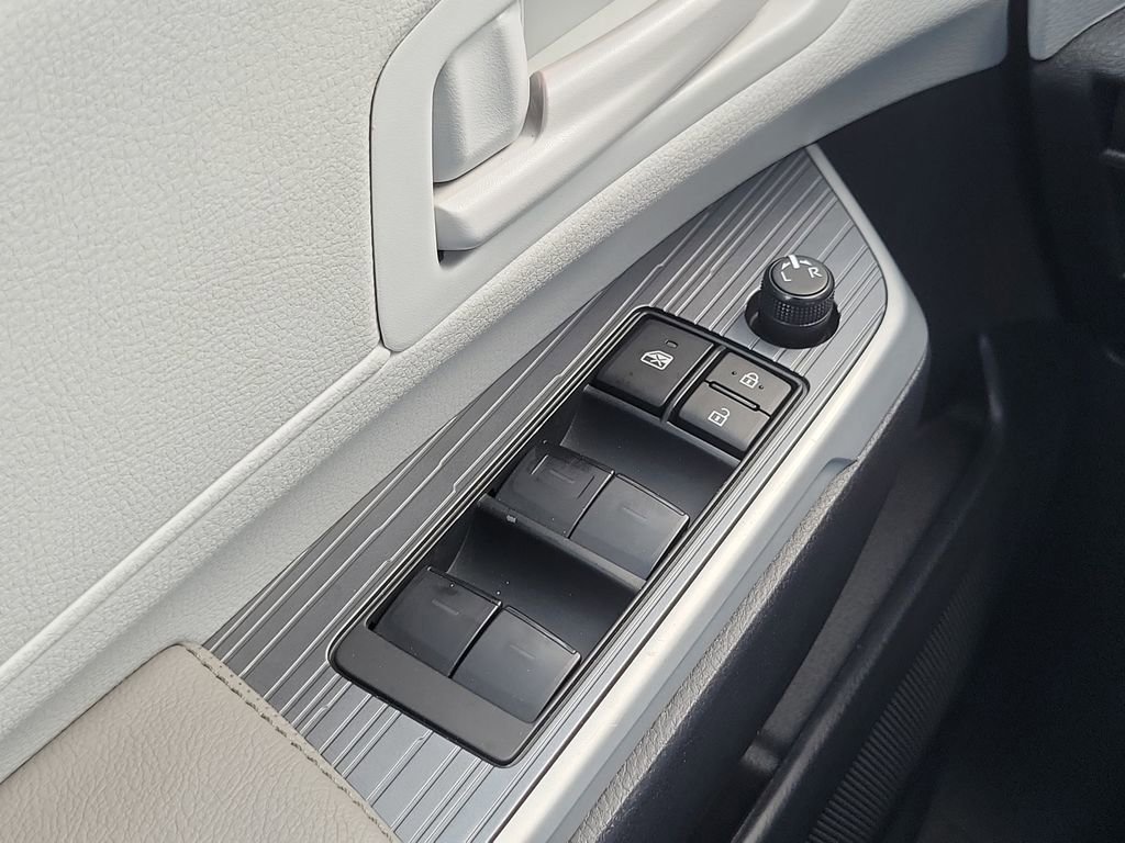 Certified 2025 Toyota Sienna LE image 24