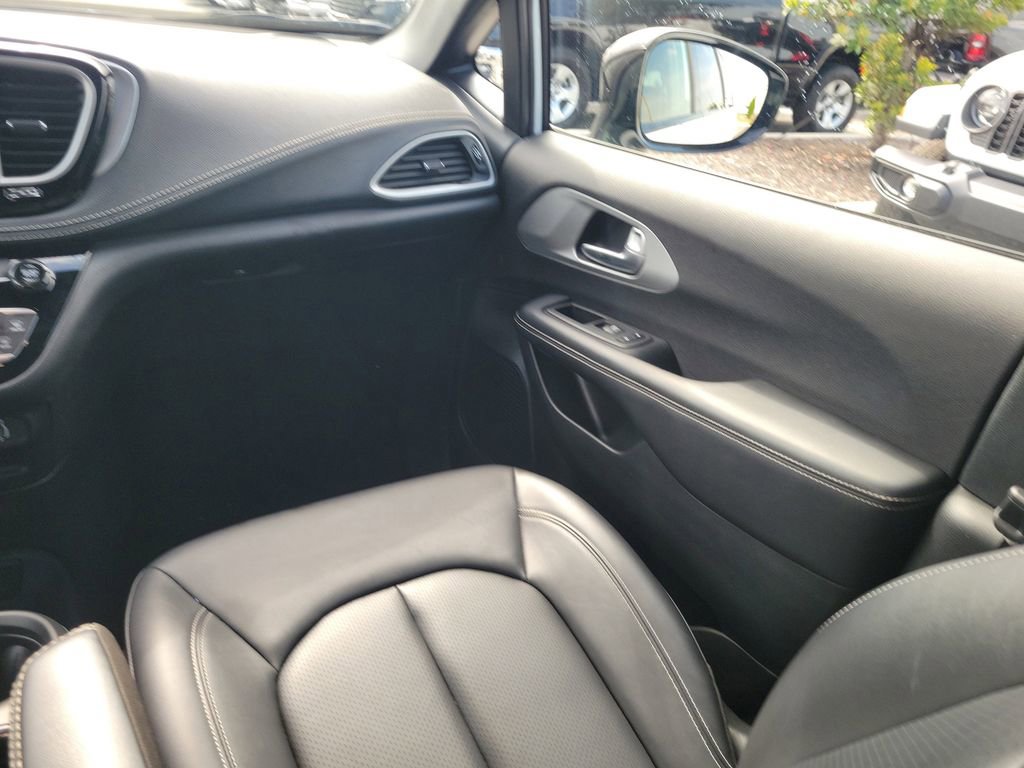 Used 2024 Chrysler Pacifica Limited FWD image 14