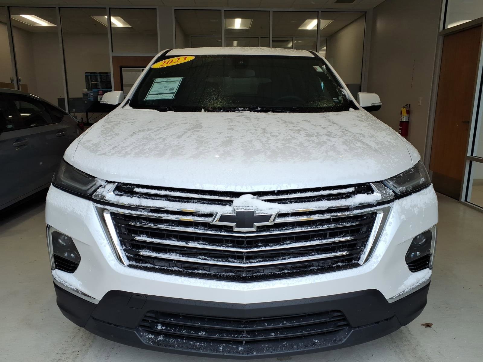 Used 2023 Chevrolet Traverse LT image 2