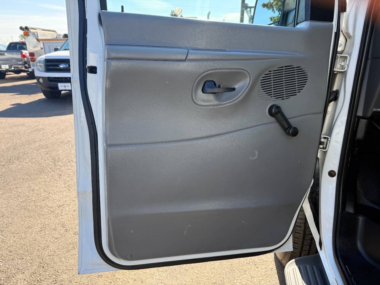 Used 2005 Ford E-350 and Econoline 350 XL RWD image 27