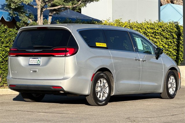 Used 2024 Chrysler Pacifica Touring-L image 4