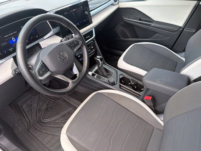 Used 2025 Volkswagen Taos SE AWD/4WD image 10