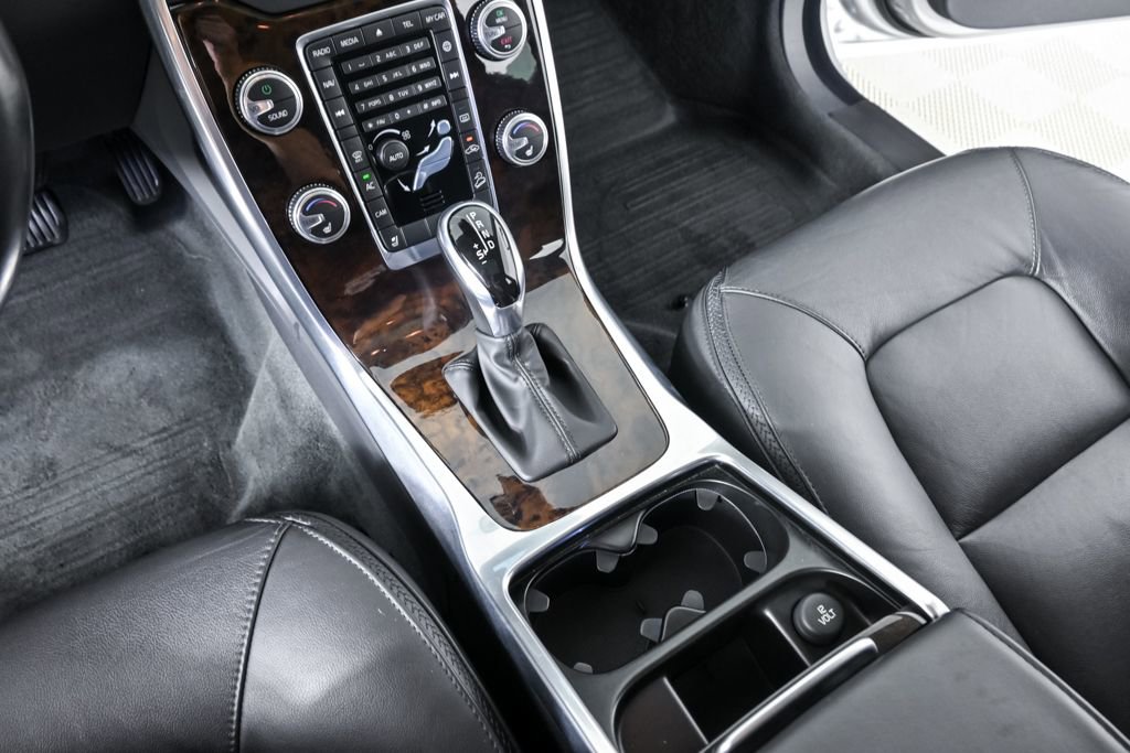 Used 2016 Volvo XC70 T5 Premier w/ Proximity Package AWD/4WD image 16