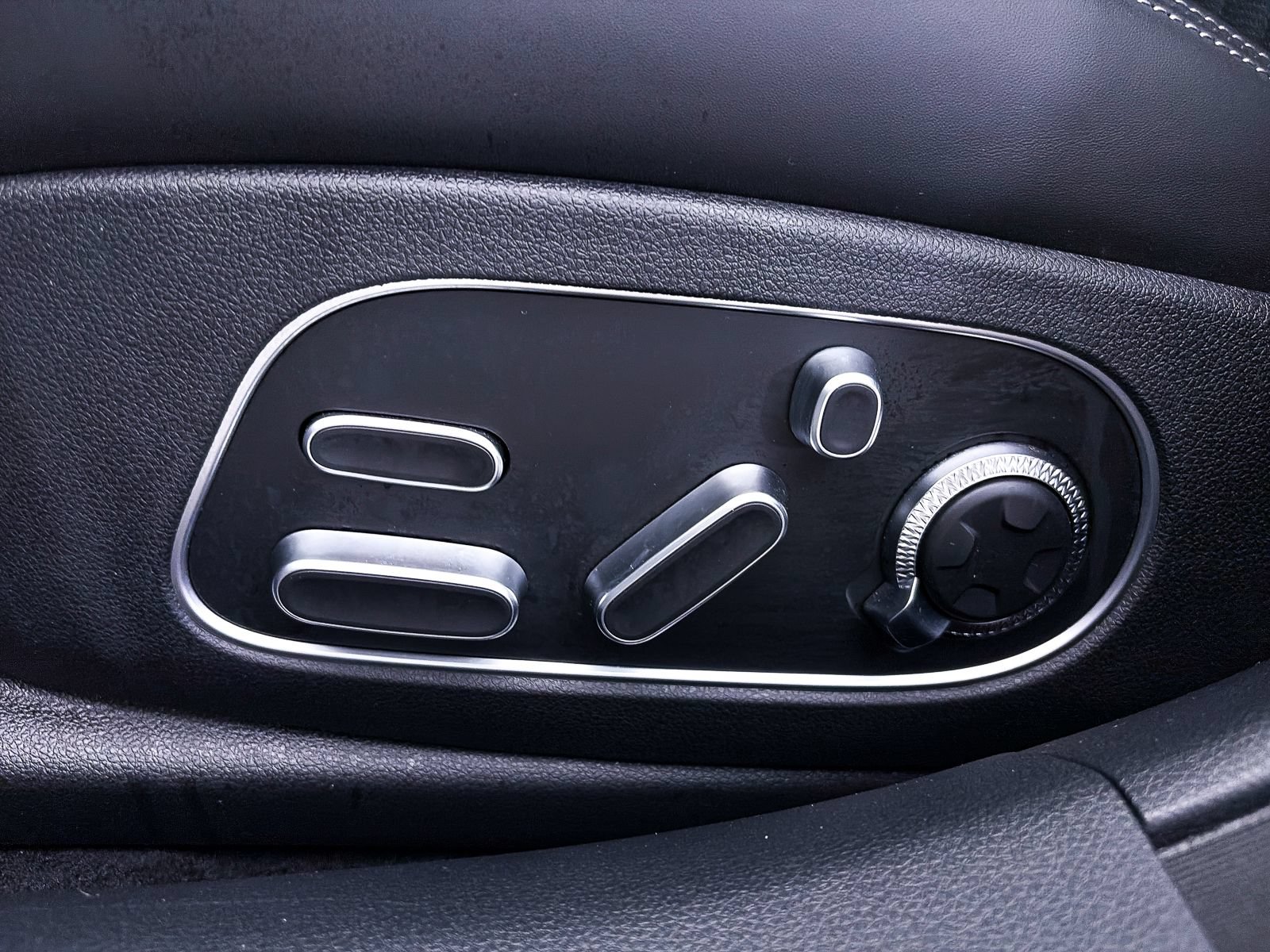 Used 2025 Genesis G90 3.5T AWD/4WD image 25