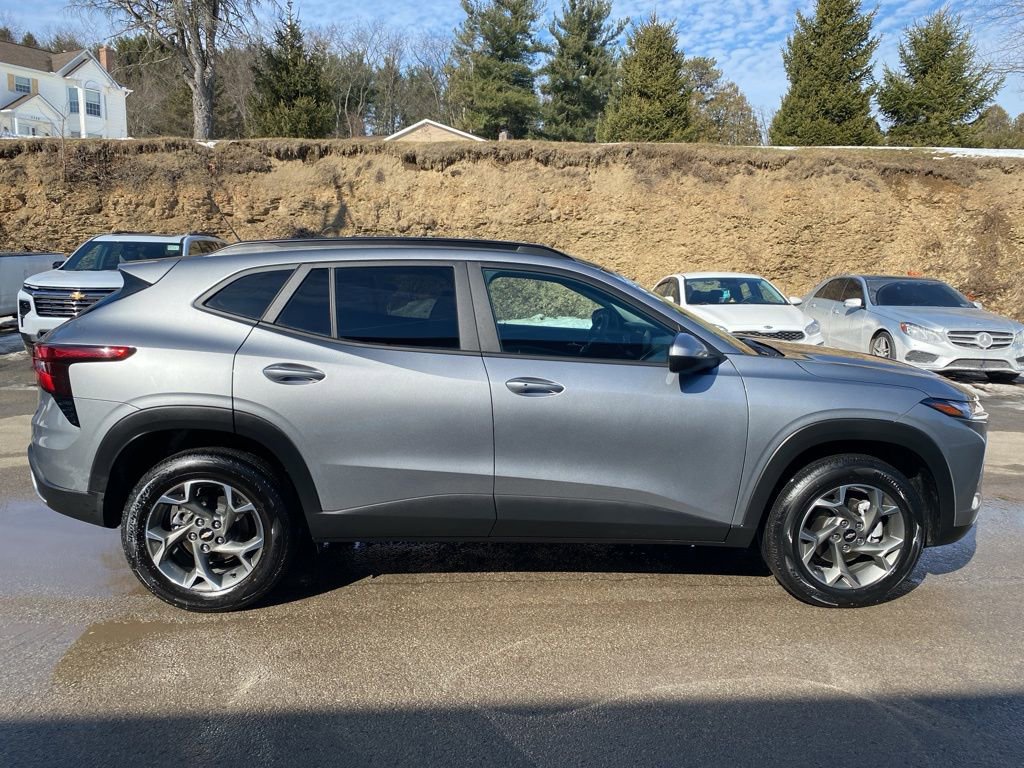 Certified 2025 Chevrolet Trax LT w/ LT Convenience Package image 2