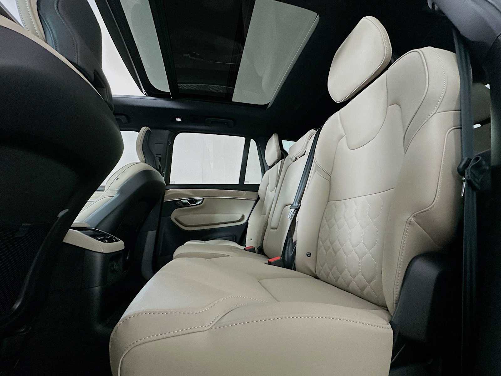 New 2025 Volvo XC90 T8 Plus w/ Protection Package Premier image 23