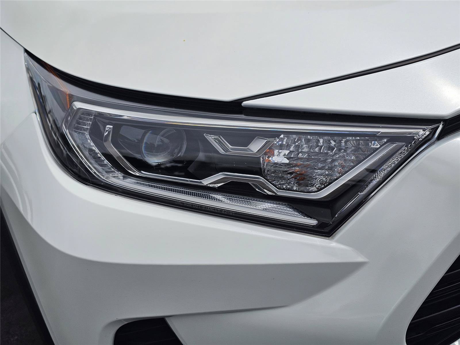 Used 2021 Toyota RAV4 XLE Premium AWD/4WD image 4