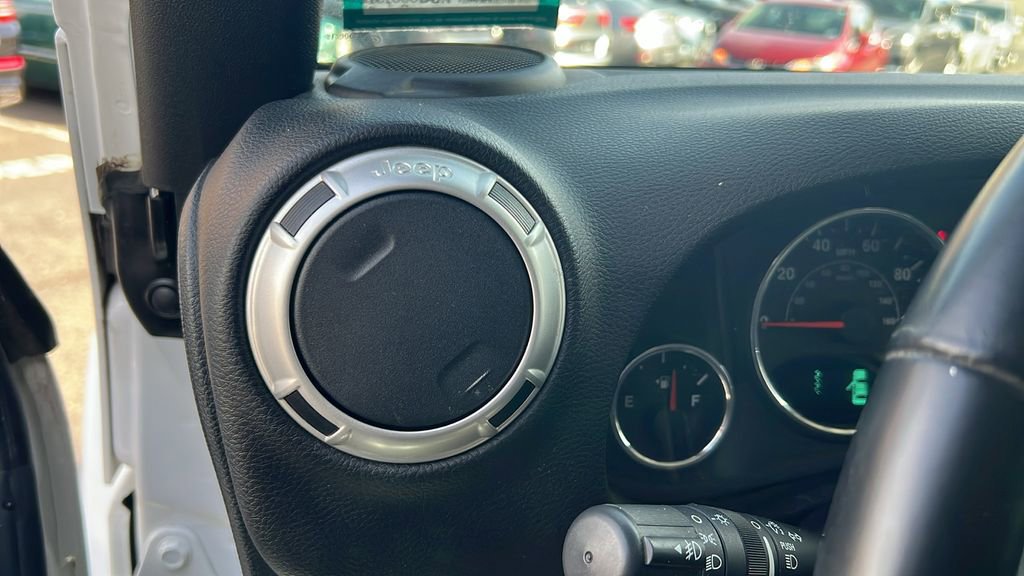 Used 2017 Jeep Wrangler Unlimited Sahara w/ Connectivity Group image 22