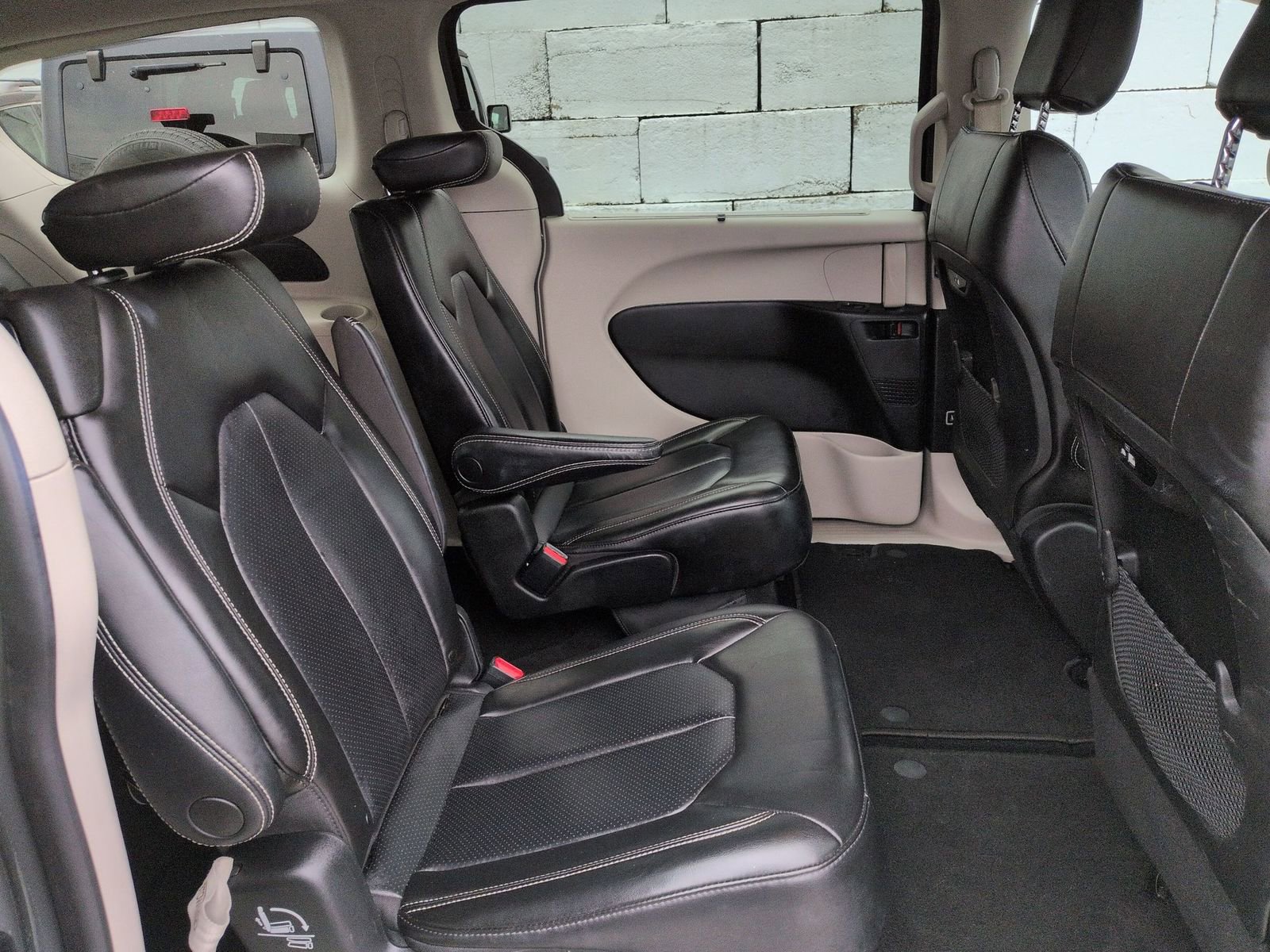 Used 2023 Chrysler Pacifica Touring-L image 23