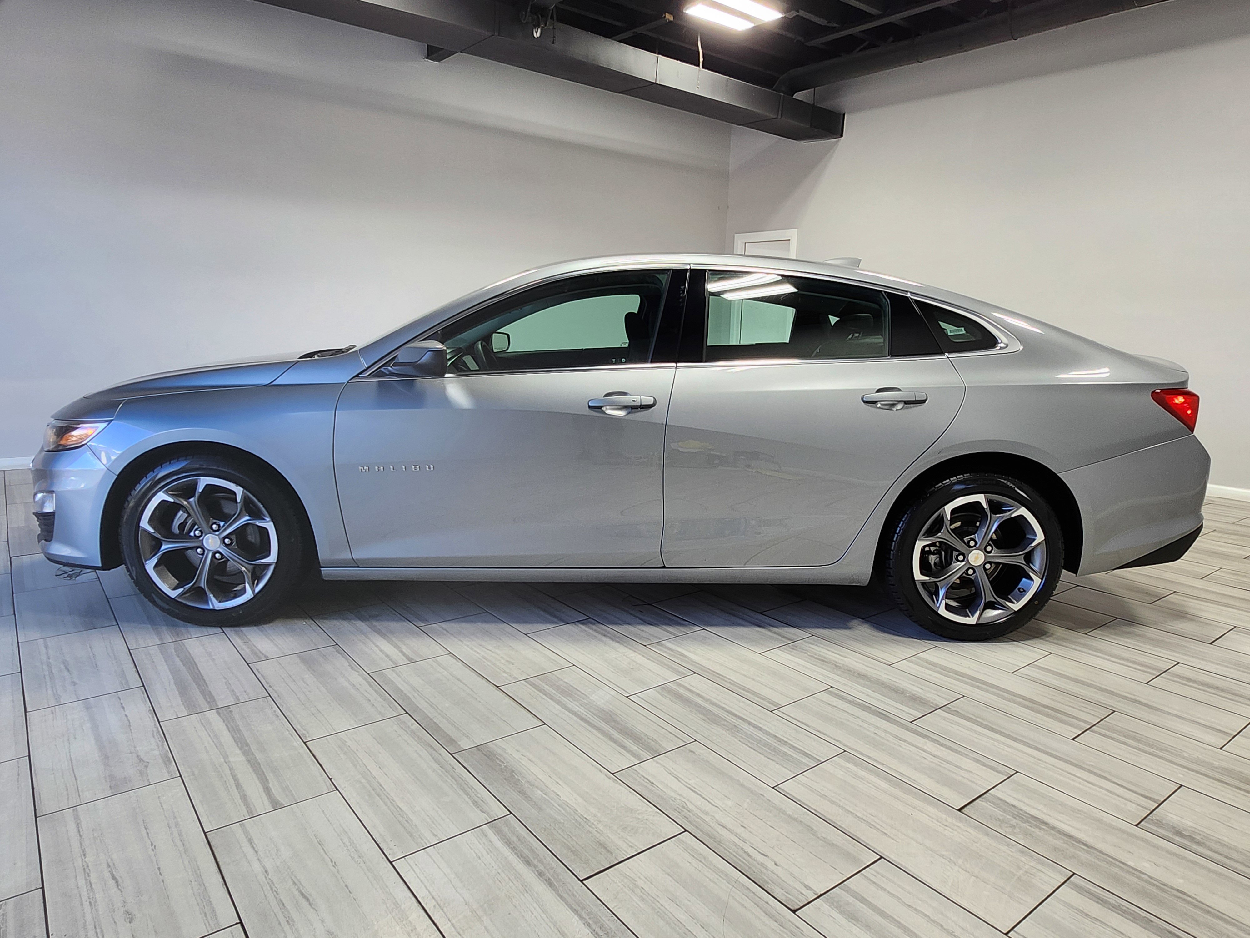 Used 2023 Chevrolet Malibu LT FWD image 2