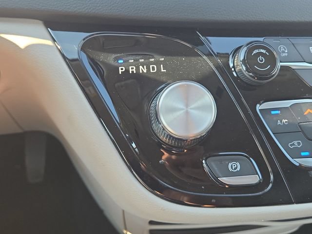 Used 2023 Chrysler Pacifica Touring-L FWD image 19